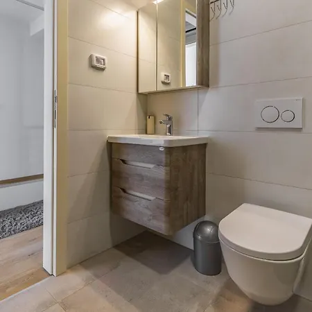 Leo Apartment