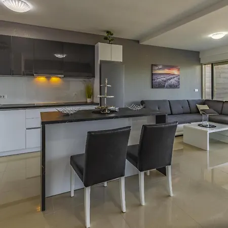 Leo Apartment